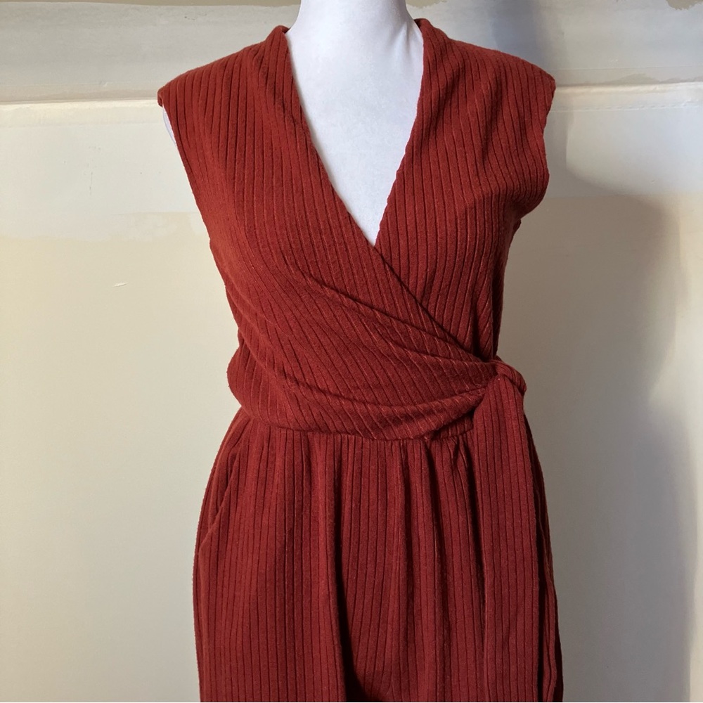 Gilli Burnt Rust Red Sleeveless Mid Length Faux Wrap Jumpsuit size Small - Picture 4 of 9
